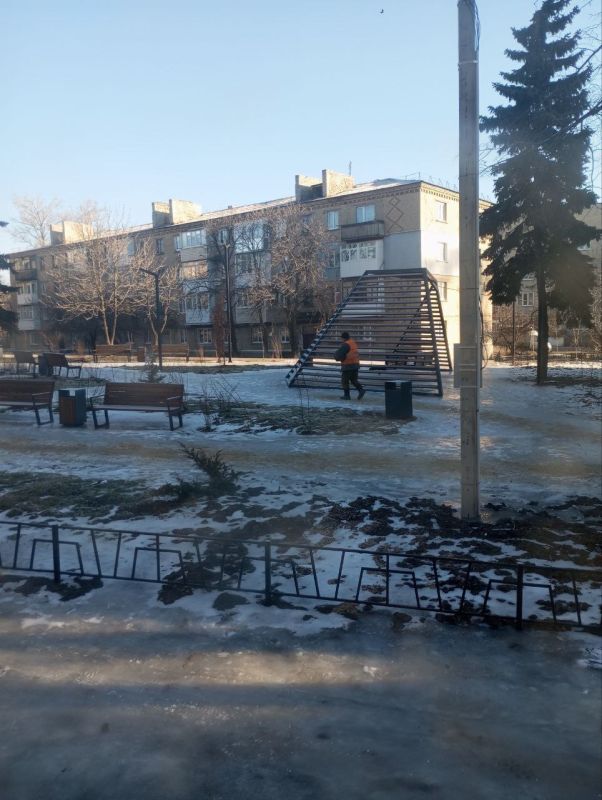 Ровеньковские коммунальщики обрабатывают тротуары песком Ровеньковские коммунальщики обрабатывают тротуары песком