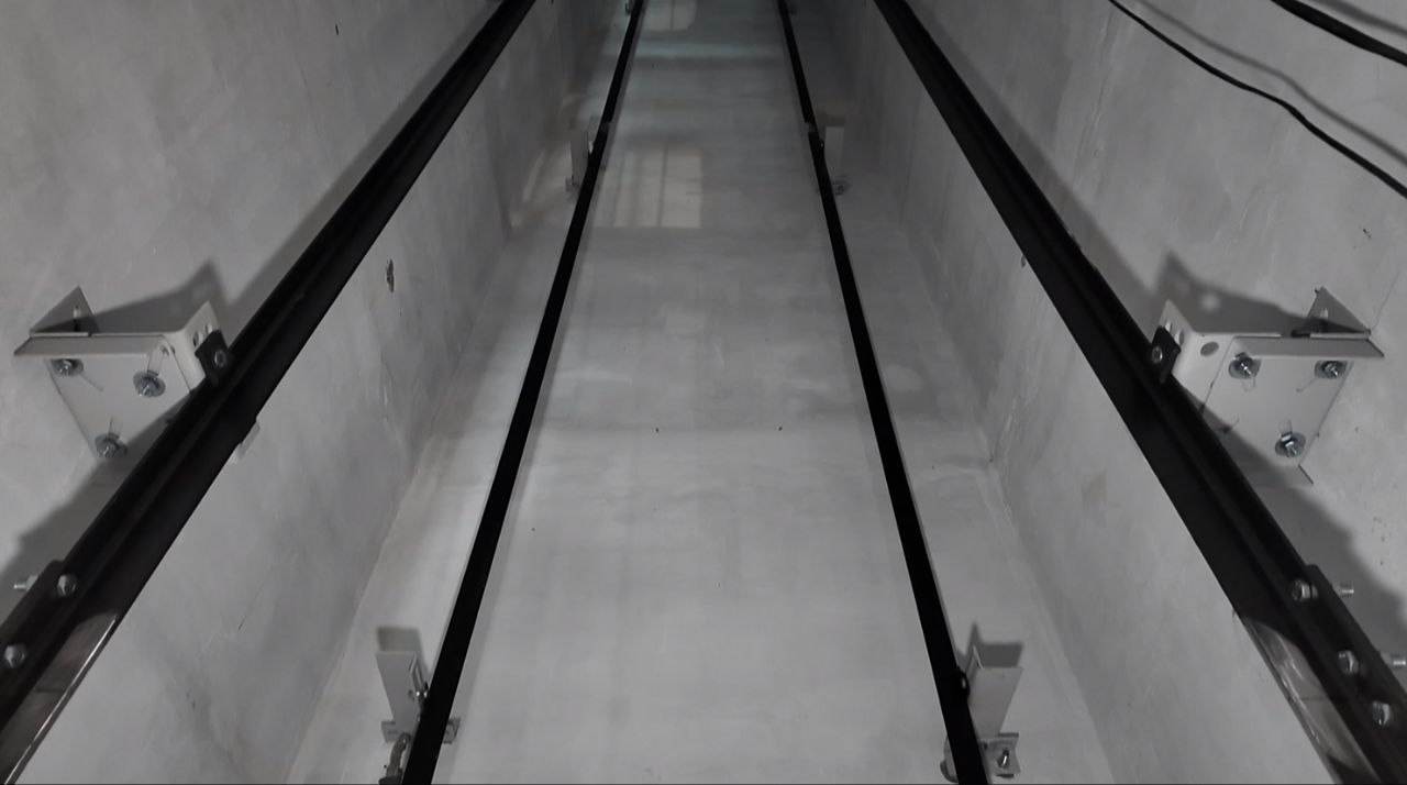 На Чкалова, 4 идёт монтаж нового лифтового оборудования: направляющих, электрощитов На Чкалова, 4 идёт монтаж нового лифтового оборудования: направляющих, электрощитов