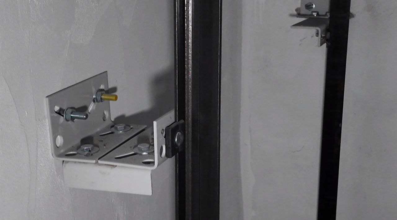 На Чкалова, 4 идёт монтаж нового лифтового оборудования: направляющих, электрощитов На Чкалова, 4 идёт монтаж нового лифтового оборудования: направляющих, электрощитов