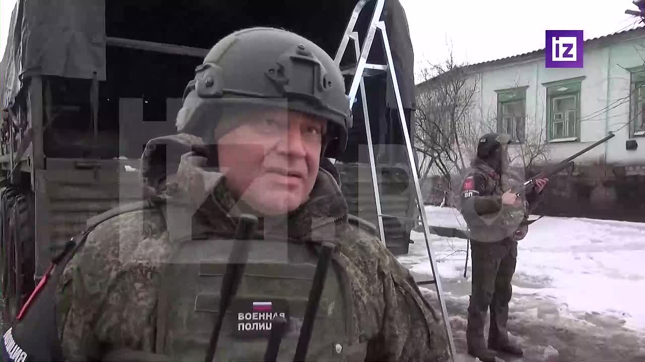 "Весь поселок остался отрезанным от жизни": бойцы ВС РФ помогают жителям прифронтовой полосы в ЛНР добираться до домов при паводке реки и защищают переправу от украинских БПЛА