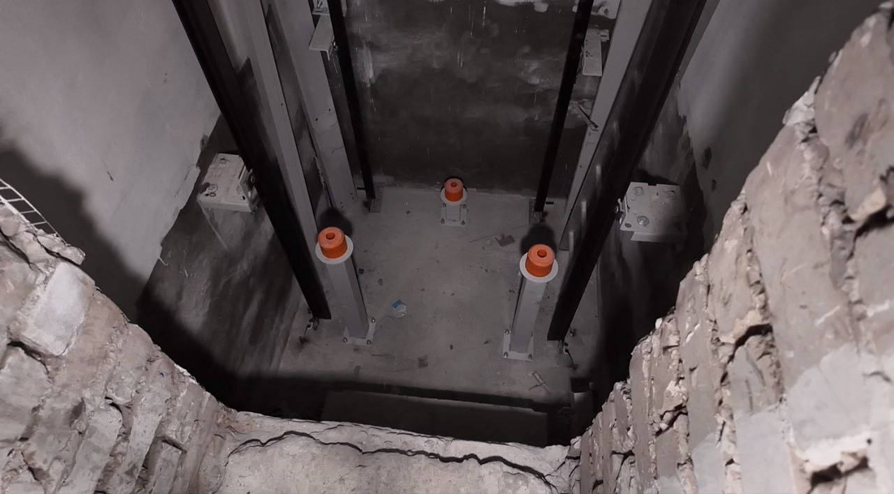 На Чкалова, 4 идёт монтаж нового лифтового оборудования: направляющих, электрощитов На Чкалова, 4 идёт монтаж нового лифтового оборудования: направляющих, электрощитов