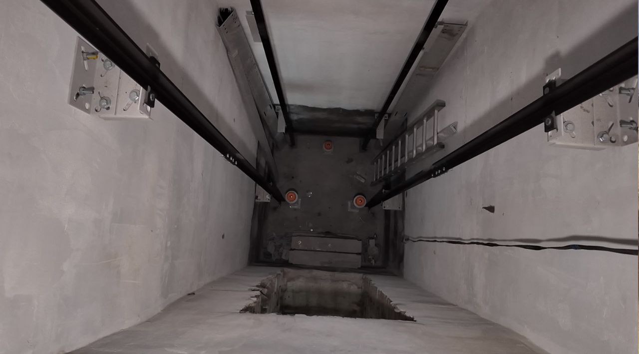 На Чкалова, 4 идёт монтаж нового лифтового оборудования: направляющих, электрощитов На Чкалова, 4 идёт монтаж нового лифтового оборудования: направляющих, электрощитов