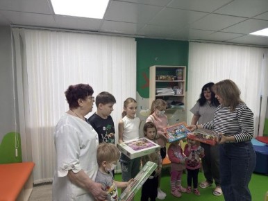 Дети свердловских медиков получили подарки из Тувы