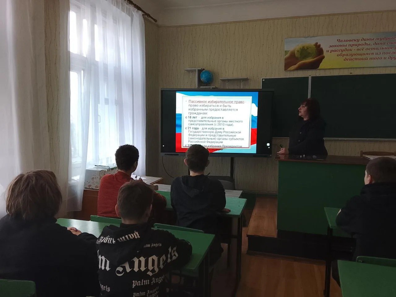 Члены УИК Алчевска продолжают просветительскую работу с будущими избирателями Члены УИК Алчевска продолжают просветительскую работу с будущими избирателями