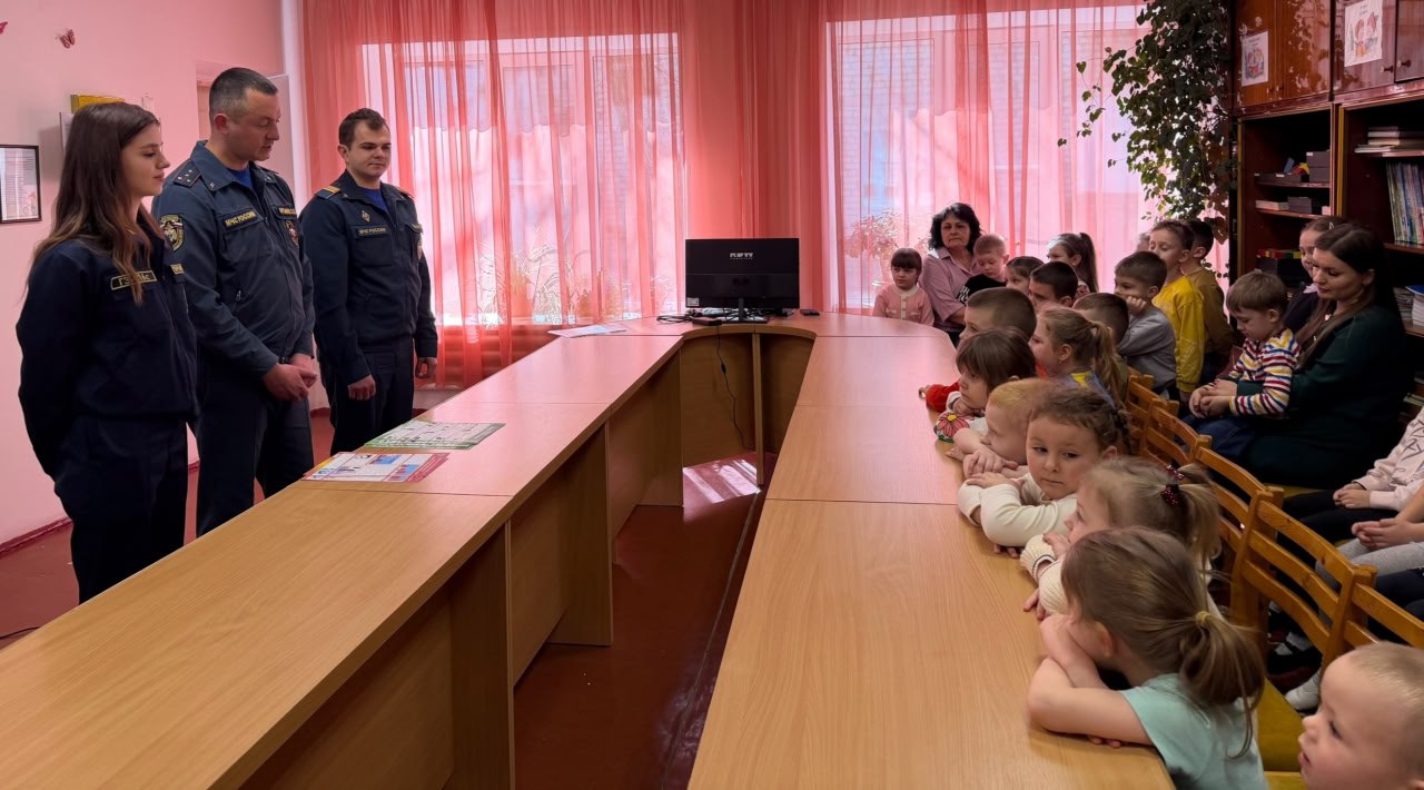 Сотрудники отдела надзорной деятельности и профилактической работы по городу Антрацит и Антрацитовскому району провели познавательную встречу с воспитанниками дошкольного учреждения "Изумляндия", посвященную основам... Сотрудники отдела надзорной деятельности и профилактической работы по городу Антрацит и Антрацитовскому району провели познавательную встречу с воспитанниками дошкольного учреждения "Изумляндия", посвященную основам...