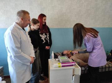 Медики пгт. Шахтёрский (ЛНР) провели профориентационную встречу с учащимися Шахтёрской СШ