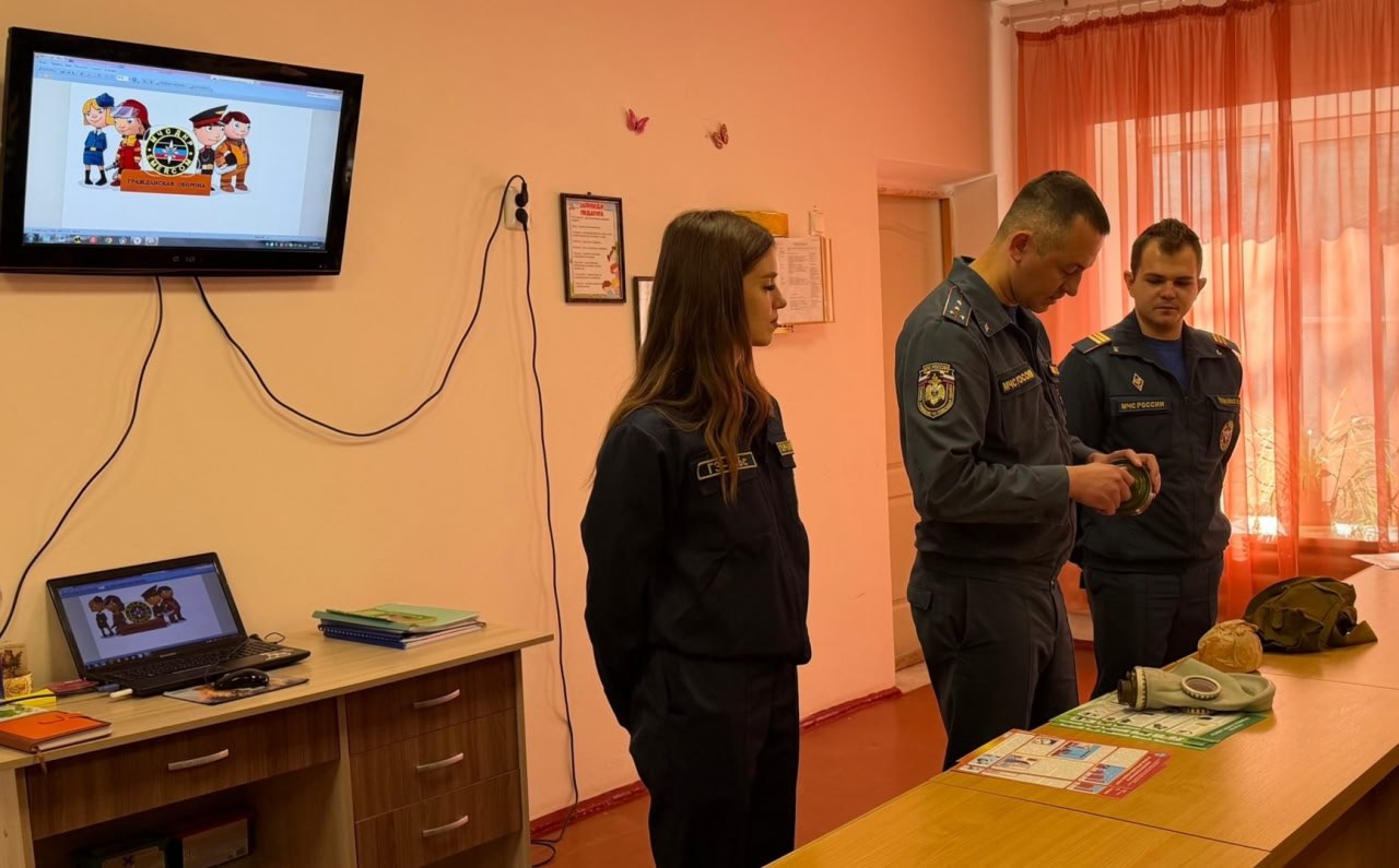 Сотрудники отдела надзорной деятельности и профилактической работы по городу Антрацит и Антрацитовскому району провели познавательную встречу с воспитанниками дошкольного учреждения "Изумляндия", посвященную основам... Сотрудники отдела надзорной деятельности и профилактической работы по городу Антрацит и Антрацитовскому району провели познавательную встречу с воспитанниками дошкольного учреждения "Изумляндия", посвященную основам...