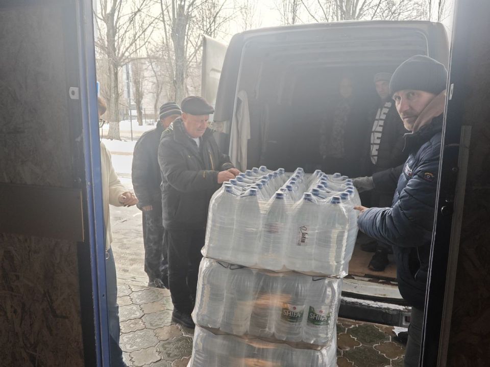 Рубежанские единороссы передали помощь в пункт временного размещения Рубежанские единороссы передали помощь в пункт временного размещения
