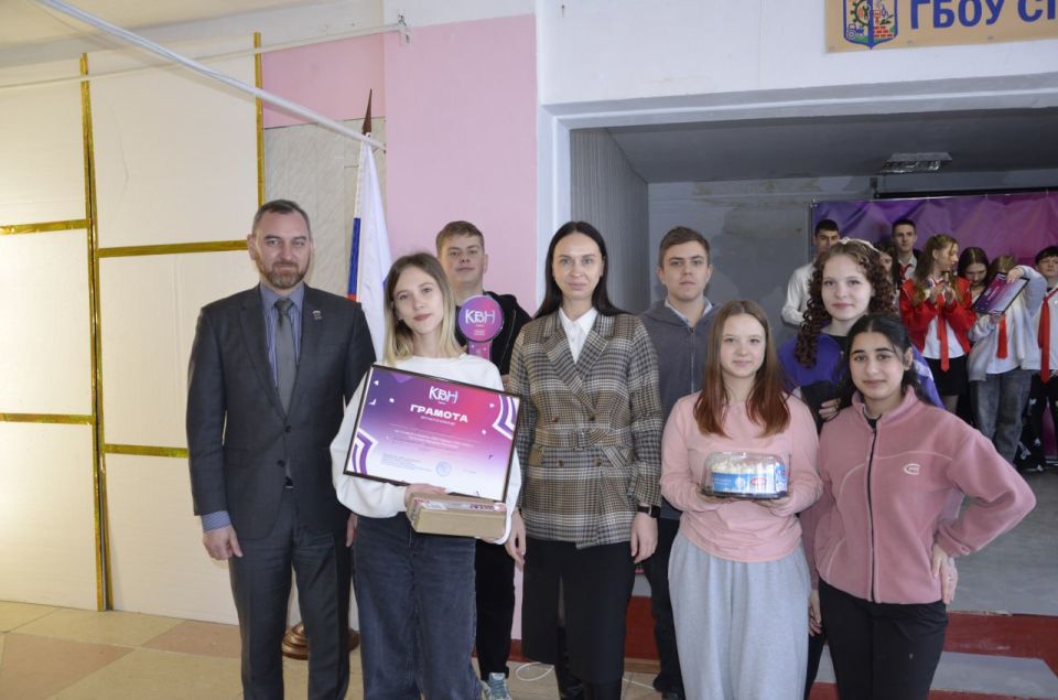 В Лутугинском колледже состоялся яркий финал Проекта «КВН. ПЕРВЫЕ»" — школьные команды из разных уголков округа соревновались в остроумии, креативности и умении работать в команде на результат В Лутугинском колледже состоялся яркий финал Проекта «КВН. ПЕРВЫЕ»" — школьные команды из разных уголков округа соревновались в остроумии, креативности и умении работать в команде на результат