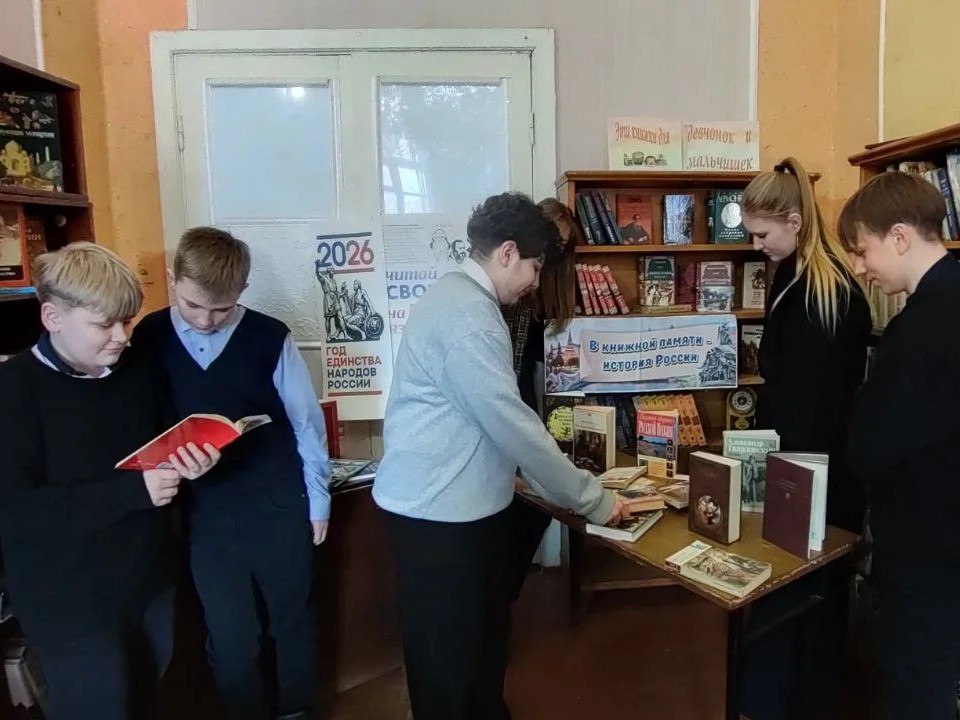 Члены УИК Алчевска продолжают просветительскую работу с будущими избирателями Члены УИК Алчевска продолжают просветительскую работу с будущими избирателями