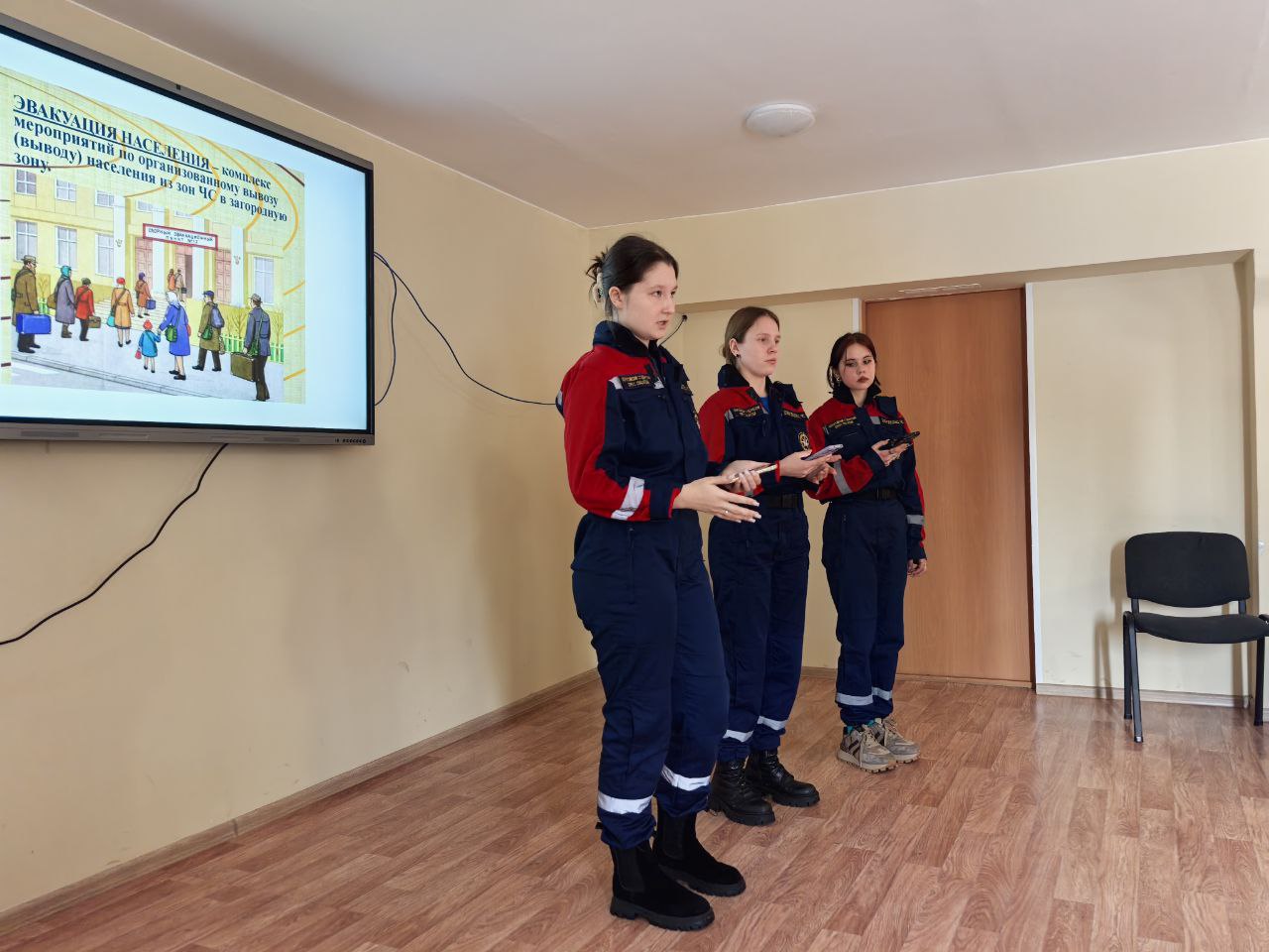 Добровольцы студенческого спасательного отряда «СТИмул» провели для сотрудников института практический инструктаж по действиям в чрезвычайных ситуациях Добровольцы студенческого спасательного отряда «СТИмул» провели для сотрудников института практический инструктаж по действиям в чрезвычайных ситуациях