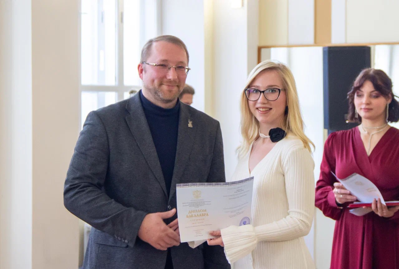 Сегодня в Академии Матусовского состоялось особенное событие — торжественное вручение дипломов выпускникам заочного отделения Сегодня в Академии Матусовского состоялось особенное событие — торжественное вручение дипломов выпускникам заочного отделения