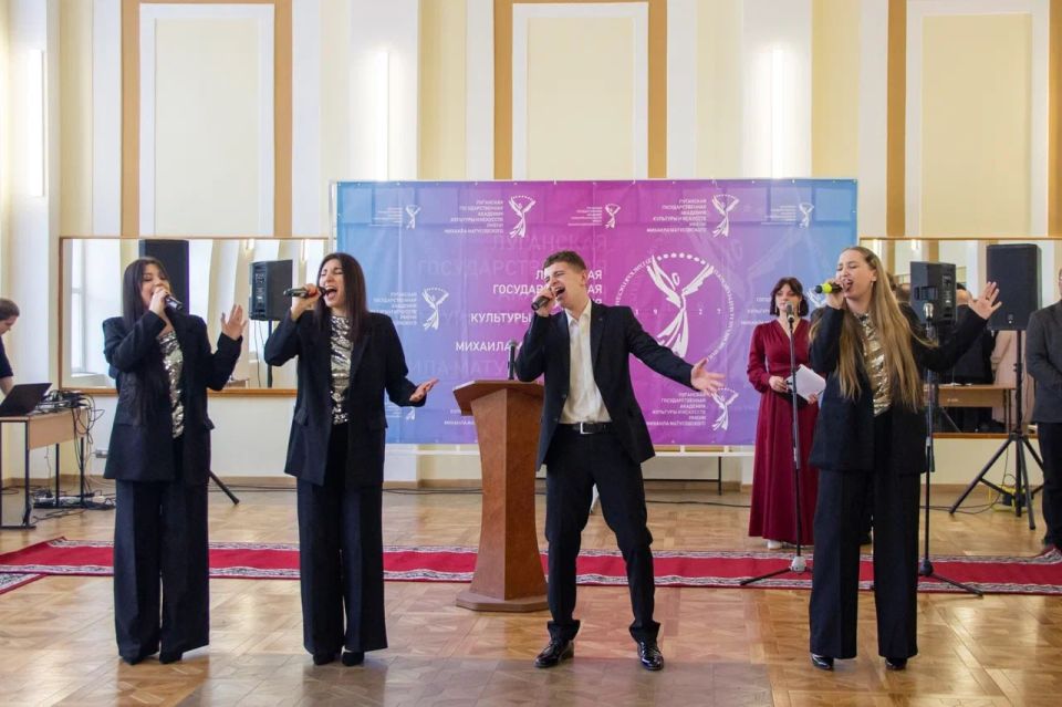 Сегодня в Академии Матусовского состоялось особенное событие — торжественное вручение дипломов выпускникам заочного отделения Сегодня в Академии Матусовского состоялось особенное событие — торжественное вручение дипломов выпускникам заочного отделения