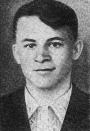 Василий Маркович Пирожок родился в июле 1924 года в селе Славяносербске Ворошиловградской области