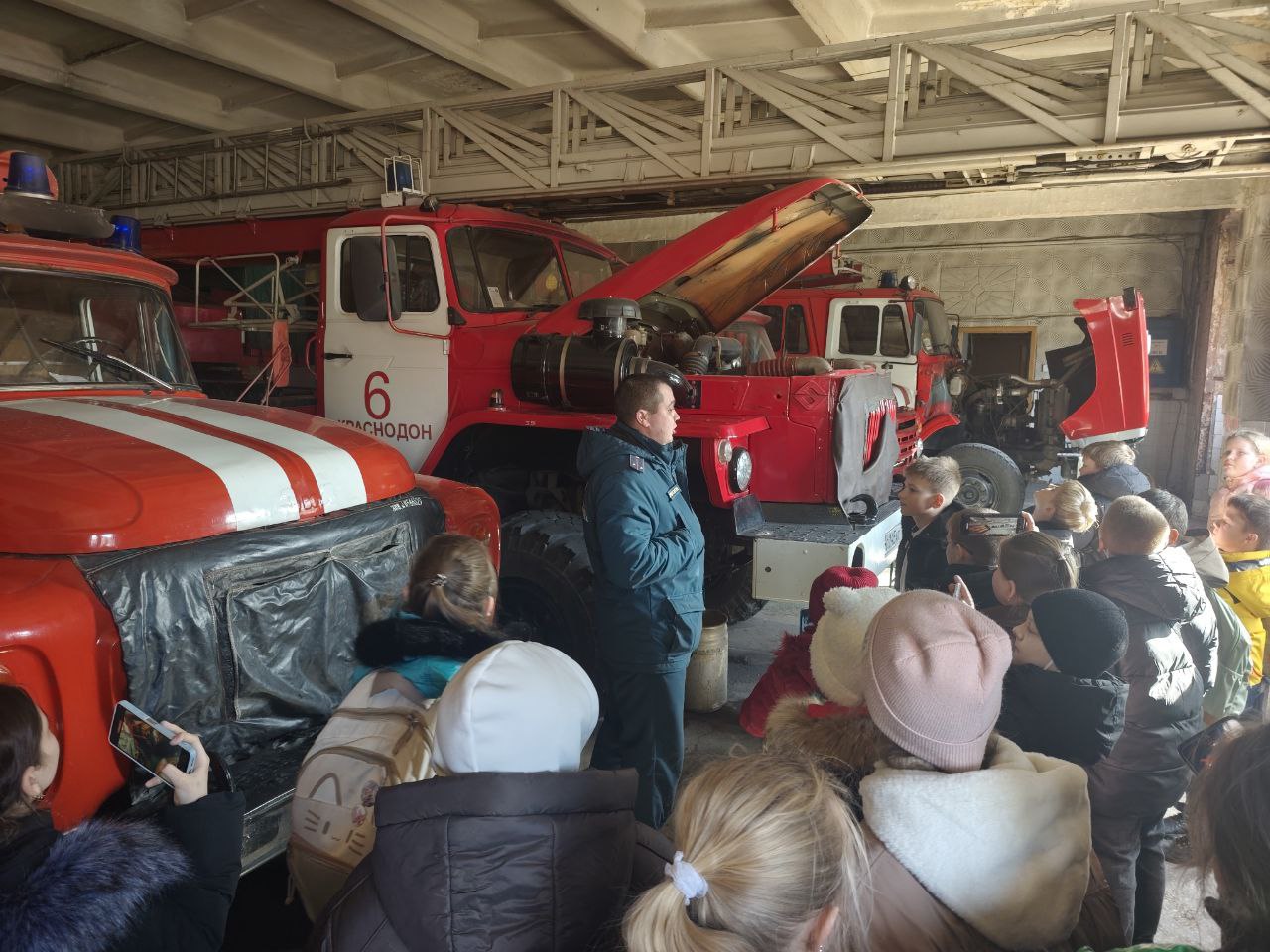 В рамках партпроекта «Моя карьера с Единой Россией» учащиеся Краснодонской средней школы №1 им. М. Горького посетили расположение МЧС В рамках партпроекта «Моя карьера с Единой Россией» учащиеся Краснодонской средней школы №1 им. М. Горького посетили расположение МЧС