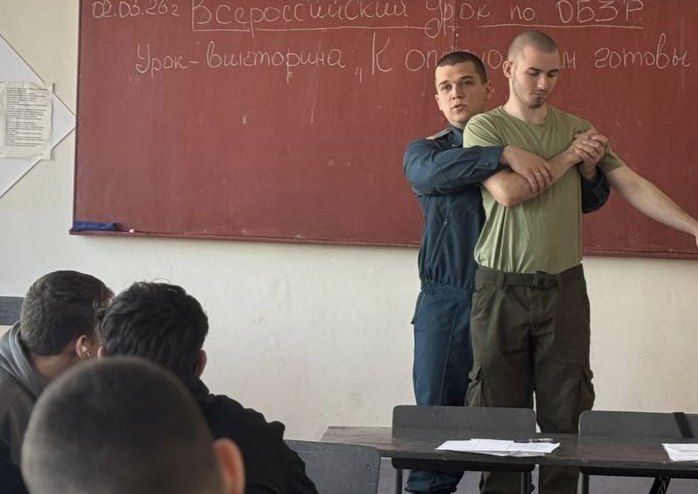 В Лутугинском колледже прошёл Всероссийский открытый урок «Культура безопасности» В Лутугинском колледже прошёл Всероссийский открытый урок «Культура безопасности»
