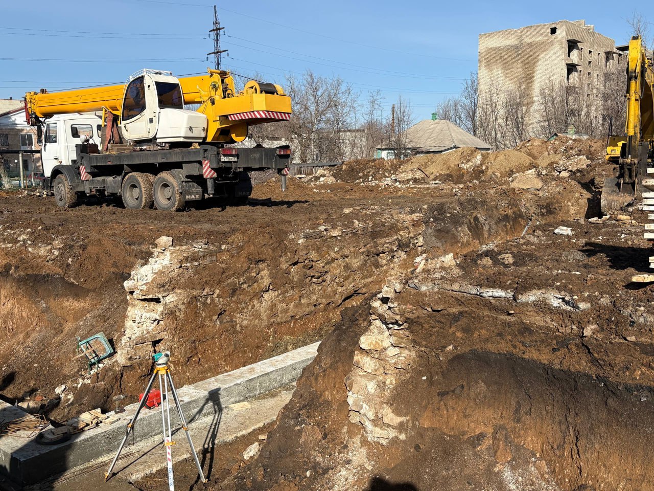 Народная Программа в действии: секретарь Краснолучского местного отделения ВПП "Единая Россия" проинспектировал восстановление ФОКа и ПВР Народная Программа в действии: секретарь Краснолучского местного отделения ВПП "Единая Россия" проинспектировал восстановление ФОКа и ПВР