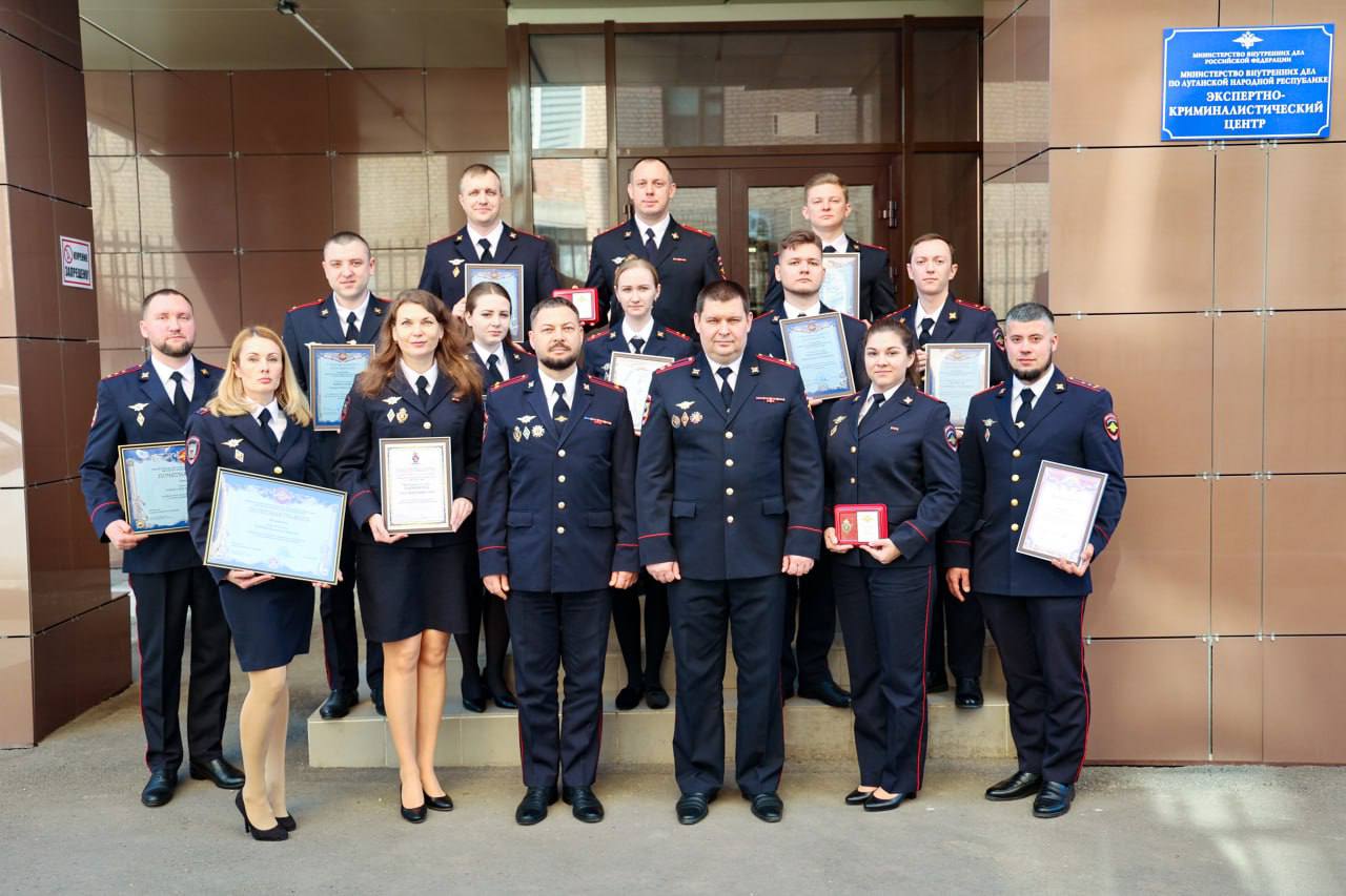 111111 Начальник ЭКЦ МВД по субъекту Сергей Серго вручил коллегам заслуженные награды 111111 Начальник ЭКЦ МВД по субъекту Сергей Серго вручил коллегам заслуженные награды