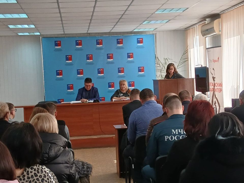 Альберт Зинченко: Сегодня совместно с председателем Совета Станично-Луганского МО Татьяной Пономаревой провели аппаратное совещание с руководителями структурных подразделений, учреждений и предприятий округа Альберт Зинченко: Сегодня совместно с председателем Совета Станично-Луганского МО Татьяной Пономаревой провели аппаратное совещание с руководителями структурных подразделений, учреждений и предприятий округа