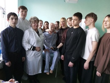 Учащиеся 10 и 11 классов Краснодонской средней школы № 4, желающие получить дополнительное образование по предпрофессиональной программе "Младшая медицинская сестра по уходу за больным", приступили к обучению!