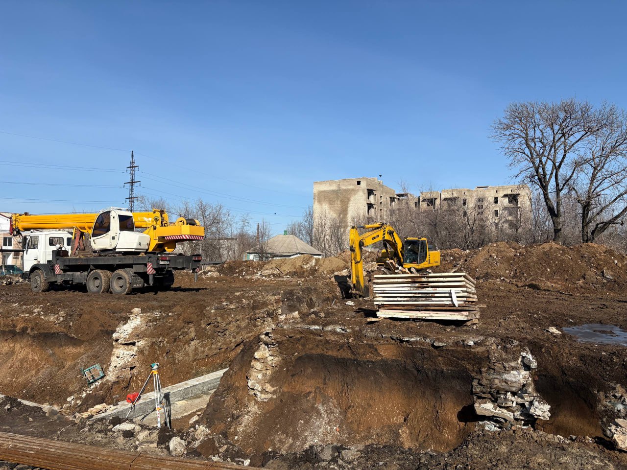Народная Программа в действии: секретарь Краснолучского местного отделения ВПП "Единая Россия" проинспектировал восстановление ФОКа и ПВР Народная Программа в действии: секретарь Краснолучского местного отделения ВПП "Единая Россия" проинспектировал восстановление ФОКа и ПВР