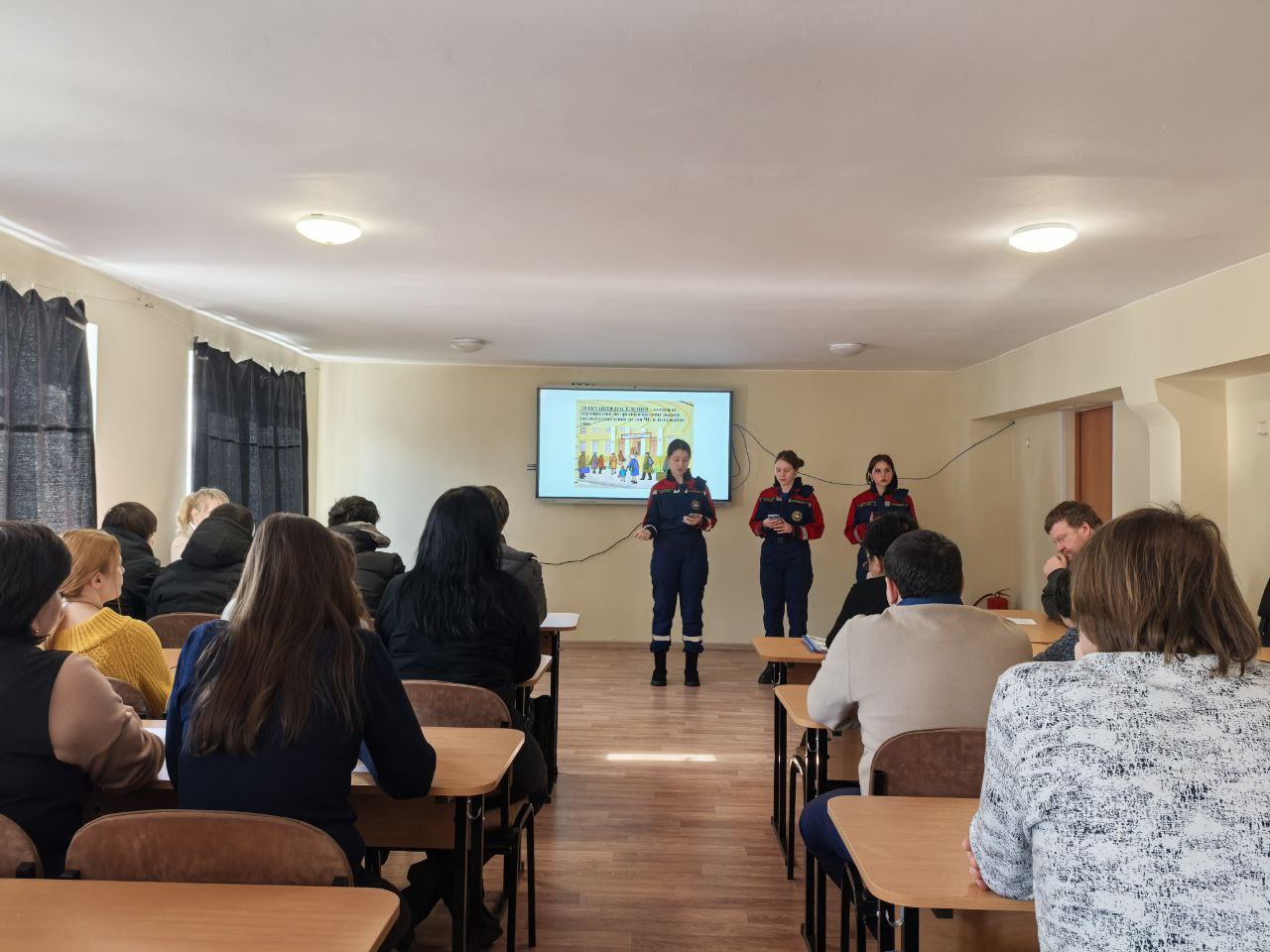 Добровольцы студенческого спасательного отряда «СТИмул» провели для сотрудников института практический инструктаж по действиям в чрезвычайных ситуациях Добровольцы студенческого спасательного отряда «СТИмул» провели для сотрудников института практический инструктаж по действиям в чрезвычайных ситуациях