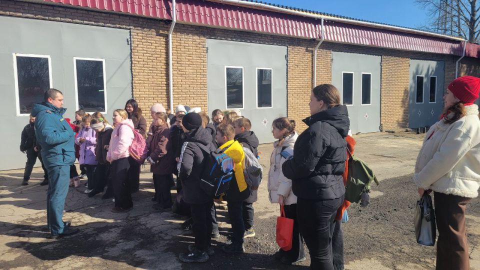 В рамках партпроекта «Моя карьера с Единой Россией» учащиеся Краснодонской средней школы №1 им. М. Горького посетили расположение МЧС В рамках партпроекта «Моя карьера с Единой Россией» учащиеся Краснодонской средней школы №1 им. М. Горького посетили расположение МЧС