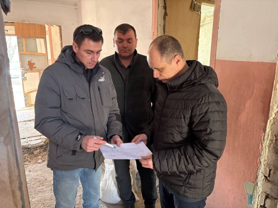 Народная Программа в действии: секретарь Краснолучского местного отделения ВПП "Единая Россия" проинспектировал восстановление ФОКа и ПВР Народная Программа в действии: секретарь Краснолучского местного отделения ВПП "Единая Россия" проинспектировал восстановление ФОКа и ПВР