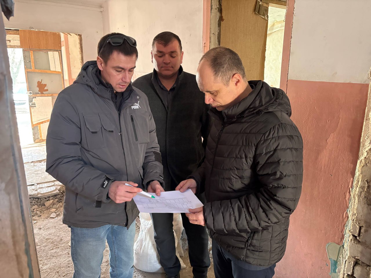 Народная Программа в действии: секретарь Краснолучского местного отделения ВПП "Единая Россия" проинспектировал восстановление ФОКа и ПВР Народная Программа в действии: секретарь Краснолучского местного отделения ВПП "Единая Россия" проинспектировал восстановление ФОКа и ПВР