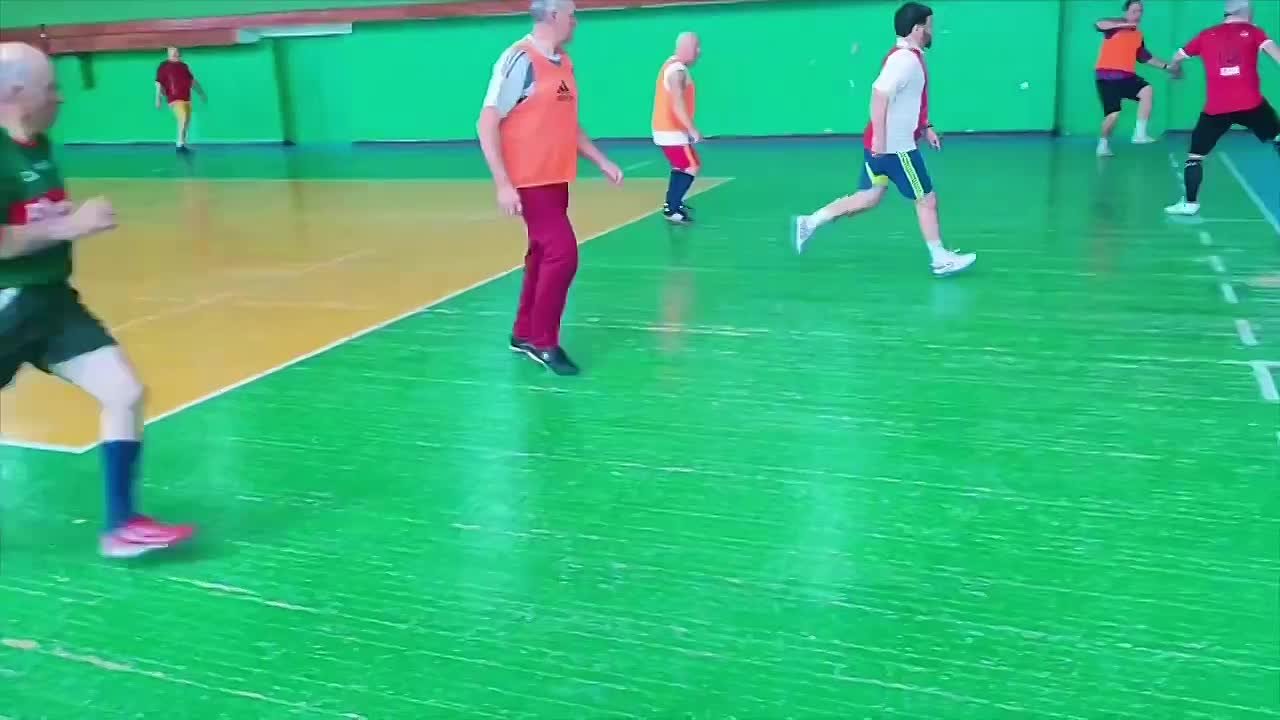 В Краснодоне ветераны спорта приняли участие в футбольном турнире