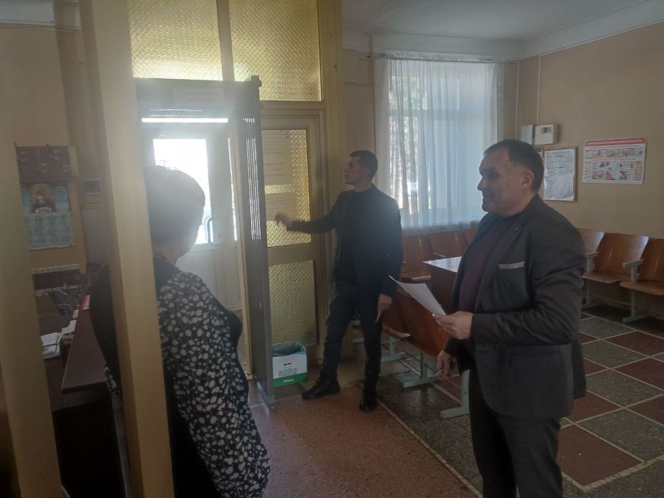 Сотрудниками отдела чрезвычайных ситуаций Администрации городского округа город Ровеньки проводится предупредительно-профилактическая работа, направленная на предупреждение обстоятельств, способствующих совершению... Сотрудниками отдела чрезвычайных ситуаций Администрации городского округа город Ровеньки проводится предупредительно-профилактическая работа, направленная на предупреждение обстоятельств, способствующих совершению...