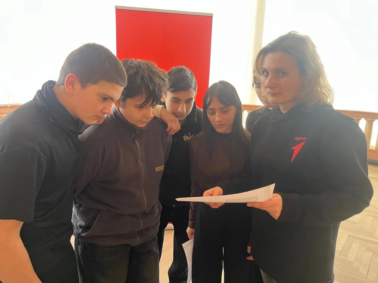 Члены УИК Алчевска продолжают просветительскую работу с будущими избирателями Члены УИК Алчевска продолжают просветительскую работу с будущими избирателями