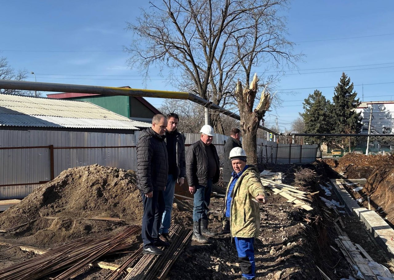 Народная Программа в действии: секретарь Краснолучского местного отделения ВПП "Единая Россия" проинспектировал восстановление ФОКа и ПВР Народная Программа в действии: секретарь Краснолучского местного отделения ВПП "Единая Россия" проинспектировал восстановление ФОКа и ПВР