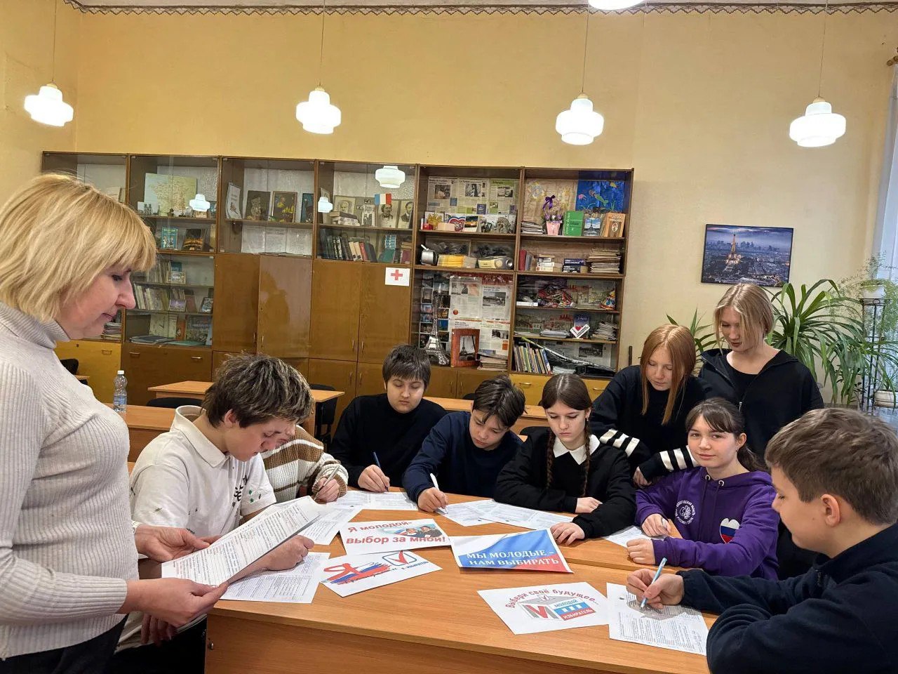 Члены УИК Алчевска продолжают просветительскую работу с будущими избирателями