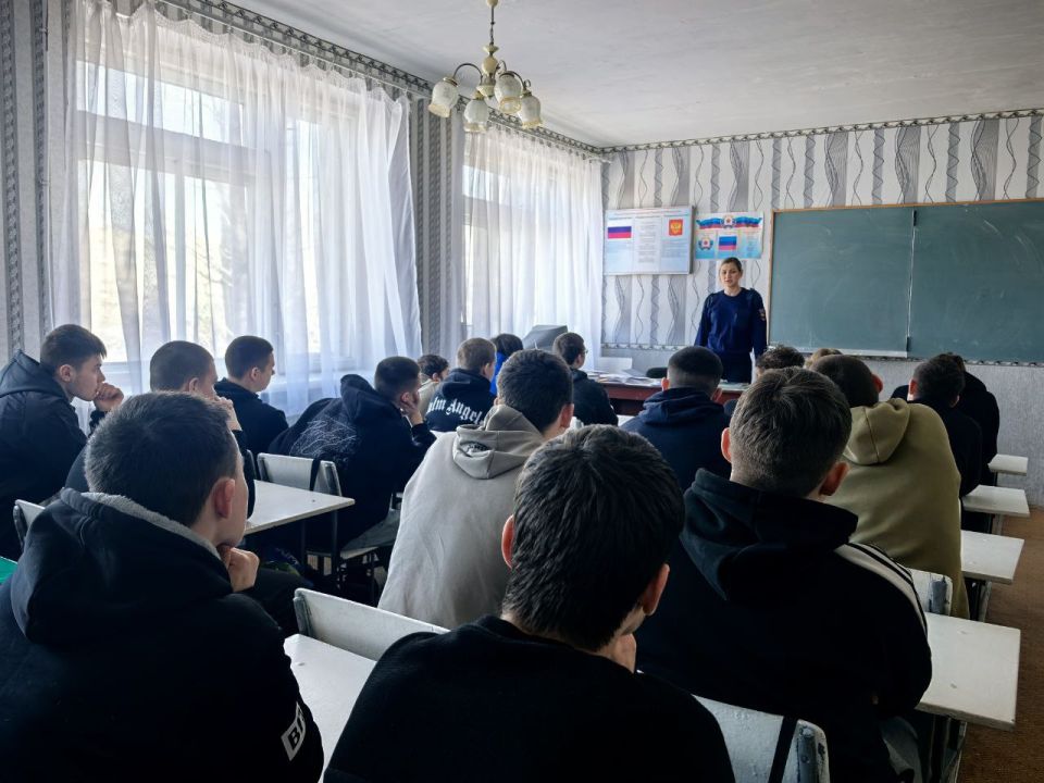 Беседа об острых социальных проблемах со студентами в Молодогвардейске Беседа об острых социальных проблемах со студентами в Молодогвардейске