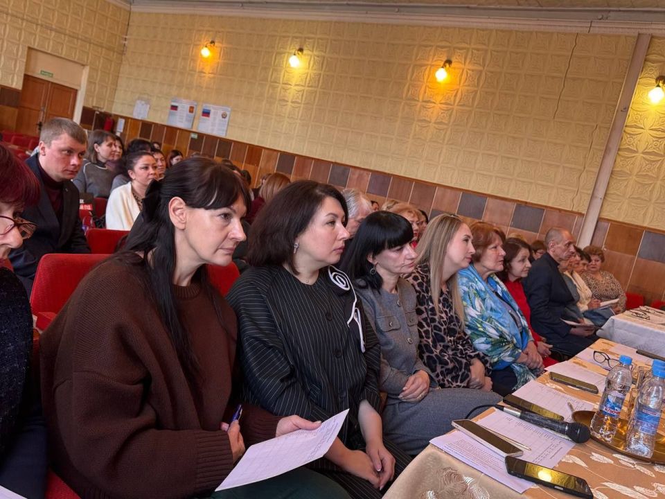 В Доме творчества детей и юношества г. Ровеньки состоялось торжественное открытие муниципального этапа Всероссийского конкурса профессионального мастерства "Учитель года России» 2026 года и проведение первого конкурсного... В Доме творчества детей и юношества г. Ровеньки состоялось торжественное открытие муниципального этапа Всероссийского конкурса профессионального мастерства "Учитель года России» 2026 года и проведение первого конкурсного...