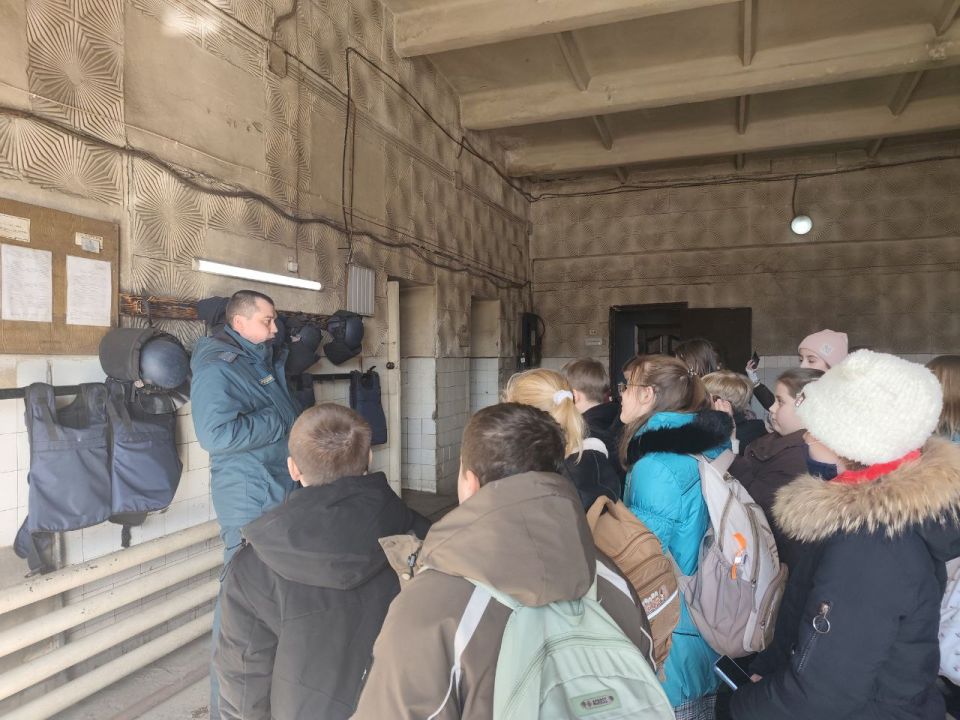 В рамках партпроекта «Моя карьера с Единой Россией» учащиеся Краснодонской средней школы №1 им. М. Горького посетили расположение МЧС В рамках партпроекта «Моя карьера с Единой Россией» учащиеся Краснодонской средней школы №1 им. М. Горького посетили расположение МЧС