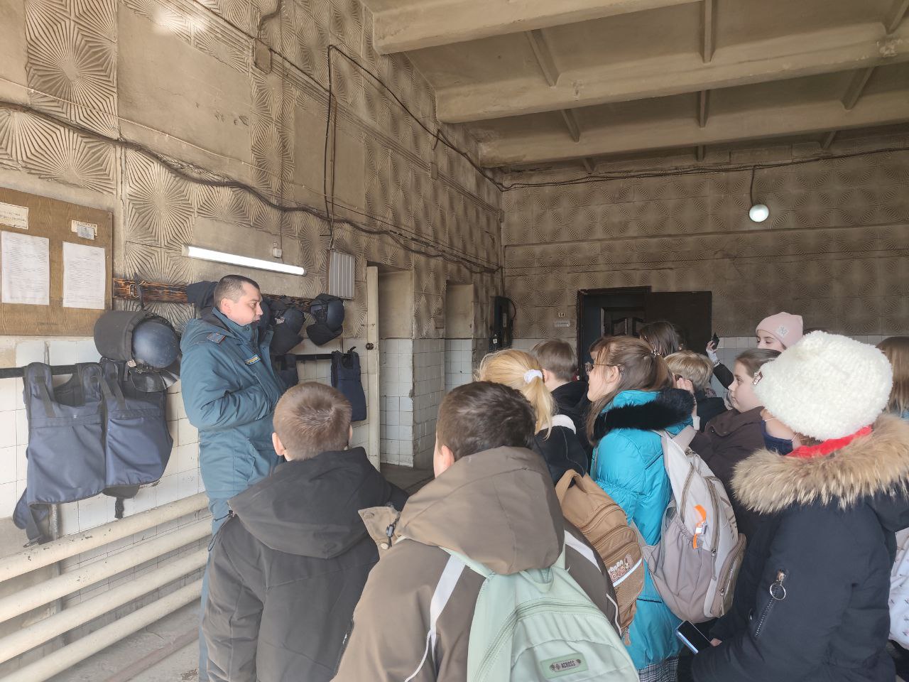 В рамках партпроекта «Моя карьера с Единой Россией» учащиеся Краснодонской средней школы №1 им. М. Горького посетили расположение МЧС В рамках партпроекта «Моя карьера с Единой Россией» учащиеся Краснодонской средней школы №1 им. М. Горького посетили расположение МЧС