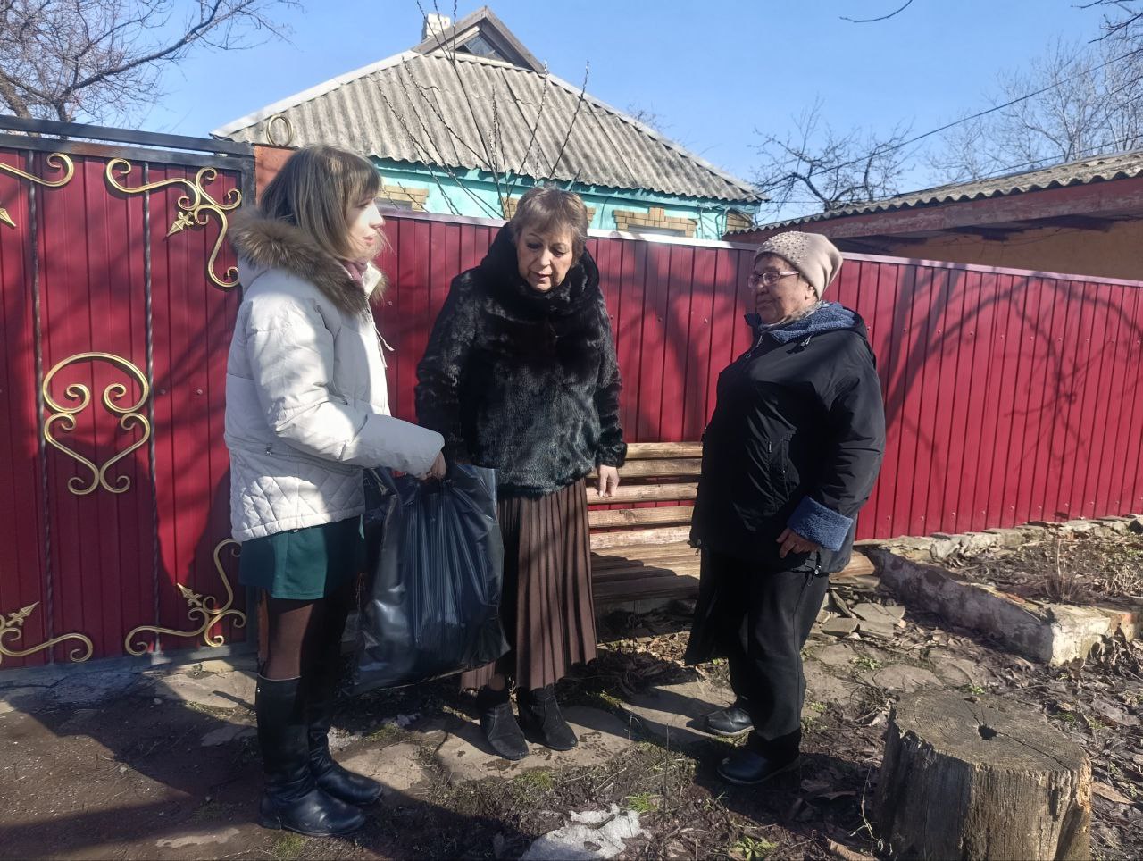 02.03.2026 сотрудники отдела жизнеобеспечения пгт Ясеновский, пгт Пролетарский Администрации городского округа город Ровеньки казали помощь матери погибшего военнослужащего, участника СВО, Гончаренко Елене Николаевне, 1955... 02.03.2026 сотрудники отдела жизнеобеспечения пгт Ясеновский, пгт Пролетарский Администрации городского округа город Ровеньки казали помощь матери погибшего военнослужащего, участника СВО, Гончаренко Елене Николаевне, 1955...