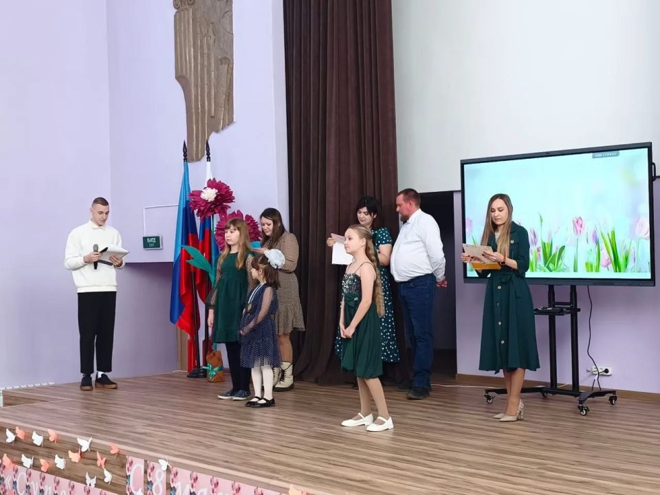 В Брянковской средней школе № 9» состоялось праздничное конкурсно-развлекательное мероприятие «Супер-мама, Супер-дочка», посвященное Международному женскому дню В Брянковской средней школе № 9» состоялось праздничное конкурсно-развлекательное мероприятие «Супер-мама, Супер-дочка», посвященное Международному женскому дню