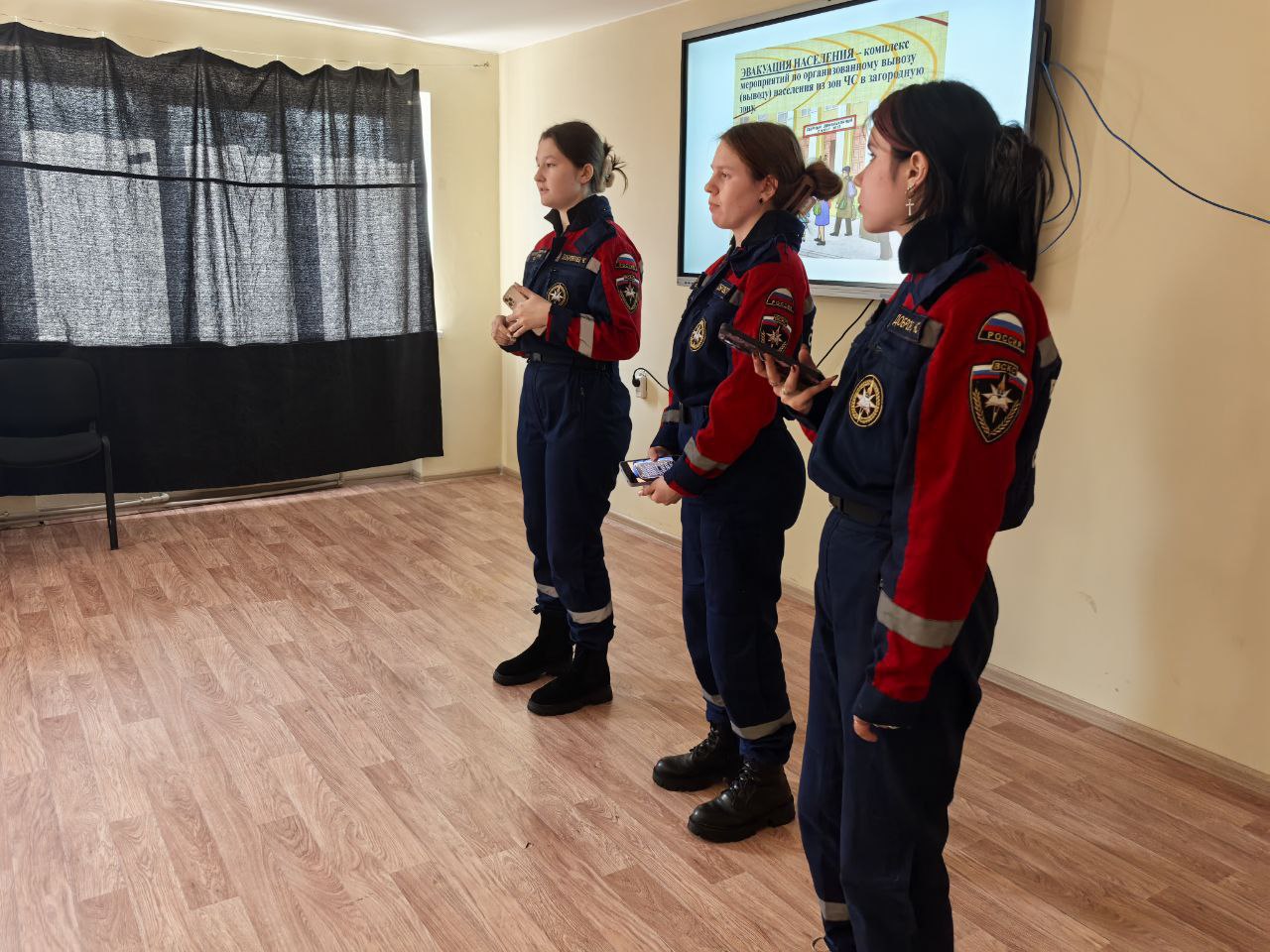 Добровольцы студенческого спасательного отряда «СТИмул» провели для сотрудников института практический инструктаж по действиям в чрезвычайных ситуациях Добровольцы студенческого спасательного отряда «СТИмул» провели для сотрудников института практический инструктаж по действиям в чрезвычайных ситуациях