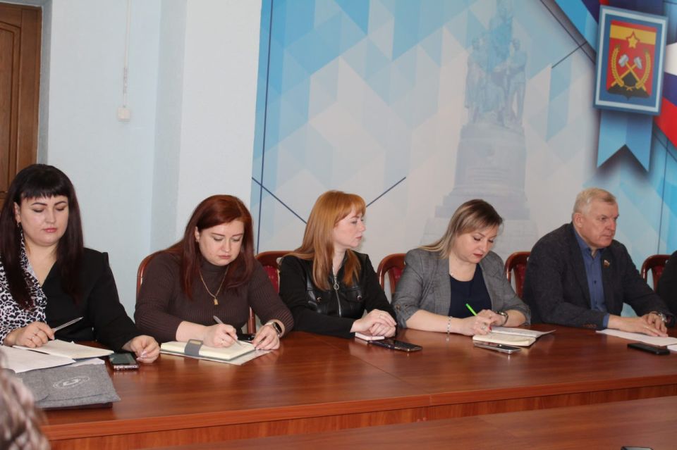 Сегодня временно исполняющий полномочия Главы Краснодонского муниципального округа Анна Гончарова провела расширенное аппаратное совещание с руководителями структурных подразделений Администрации, начальниками отделов и... Сегодня временно исполняющий полномочия Главы Краснодонского муниципального округа Анна Гончарова провела расширенное аппаратное совещание с руководителями структурных подразделений Администрации, начальниками отделов и...