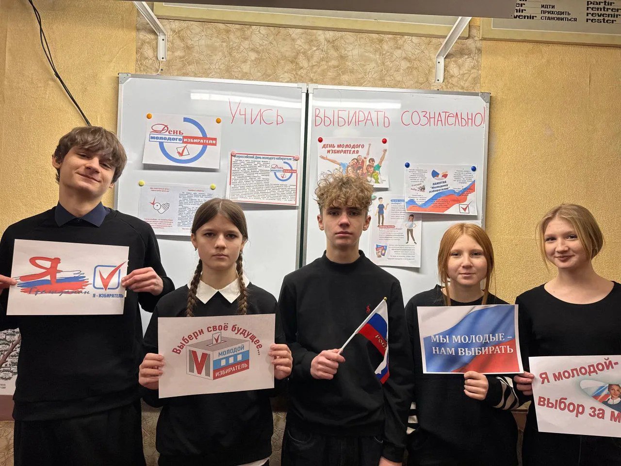 Члены УИК Алчевска продолжают просветительскую работу с будущими избирателями Члены УИК Алчевска продолжают просветительскую работу с будущими избирателями