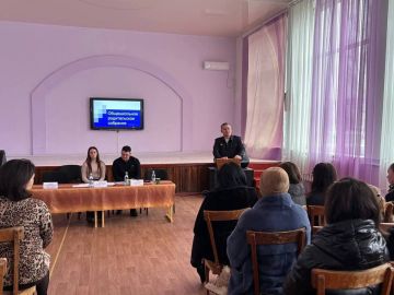 Сотрудник ОГИБДД ОМВД России "Ровеньковский" принял участие в родительских собраниях, которые прошли в Ровеньковской школе № 3 и Ровеньковской школе № 9