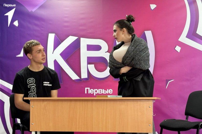 Первые из Свердловска показали свой юмор на сцене Первые из Свердловска показали свой юмор на сцене