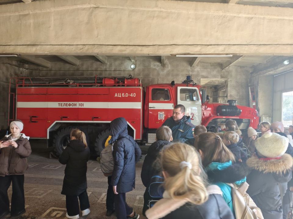 В рамках партпроекта «Моя карьера с Единой Россией» учащиеся Краснодонской средней школы №1 им. М. Горького посетили расположение МЧС В рамках партпроекта «Моя карьера с Единой Россией» учащиеся Краснодонской средней школы №1 им. М. Горького посетили расположение МЧС