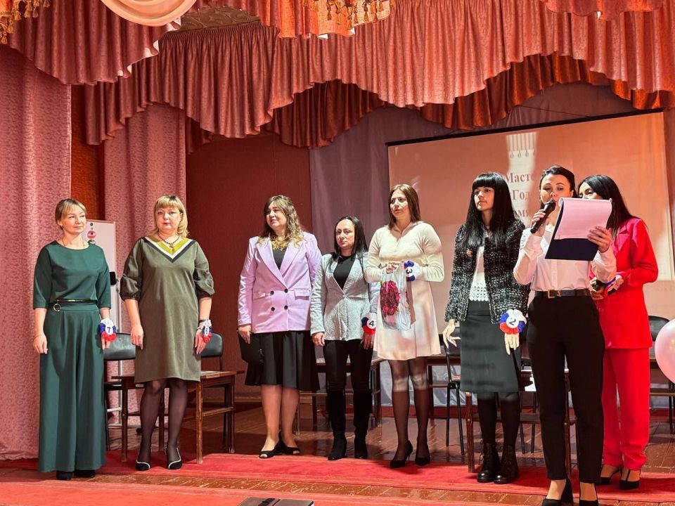 В Доме творчества детей и юношества г. Ровеньки состоялось торжественное открытие муниципального этапа Всероссийского конкурса профессионального мастерства "Учитель года России» 2026 года и проведение первого конкурсного... В Доме творчества детей и юношества г. Ровеньки состоялось торжественное открытие муниципального этапа Всероссийского конкурса профессионального мастерства "Учитель года России» 2026 года и проведение первого конкурсного...