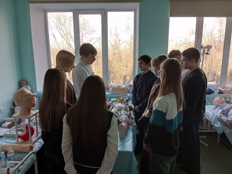Учащиеся 10 и 11 классов Краснодонской средней школы № 4, желающие получить дополнительное образование по предпрофессиональной программе "Младшая медицинская сестра по уходу за больным", приступили к обучению! Учащиеся 10 и 11 классов Краснодонской средней школы № 4, желающие получить дополнительное образование по предпрофессиональной программе "Младшая медицинская сестра по уходу за больным", приступили к обучению!