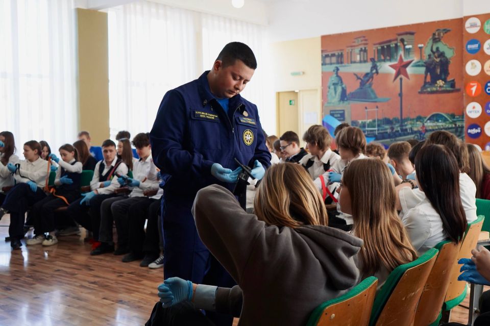 Можно ли стать спасателем ещё в школе? На мастер-классах от Луганского РО ВСКС — легко Можно ли стать спасателем ещё в школе? На мастер-классах от Луганского РО ВСКС — легко