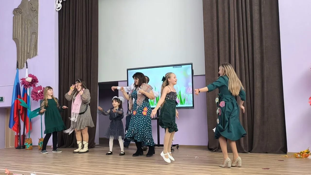 В Брянковской средней школе № 9» состоялось праздничное конкурсно-развлекательное мероприятие «Супер-мама, Супер-дочка», посвященное Международному женскому дню В Брянковской средней школе № 9» состоялось праздничное конкурсно-развлекательное мероприятие «Супер-мама, Супер-дочка», посвященное Международному женскому дню